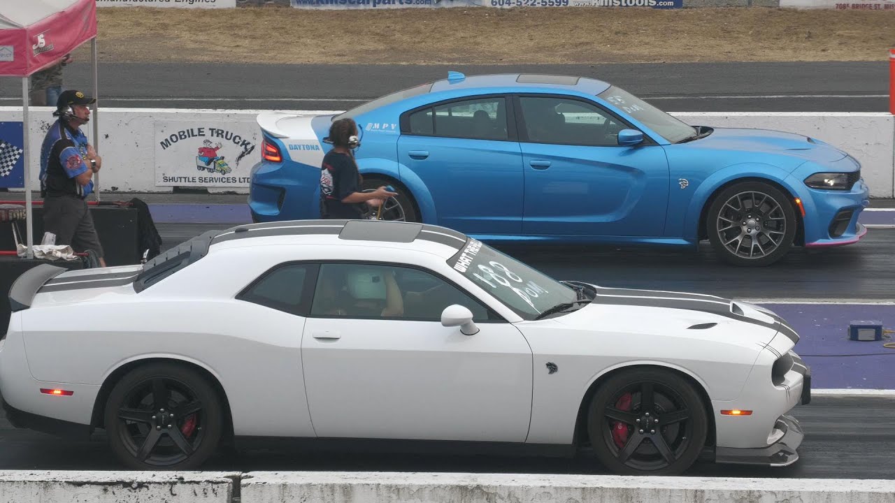 Hellcat Charger Daytona edition vs Hellcat Challenger - muscle cars drag racing