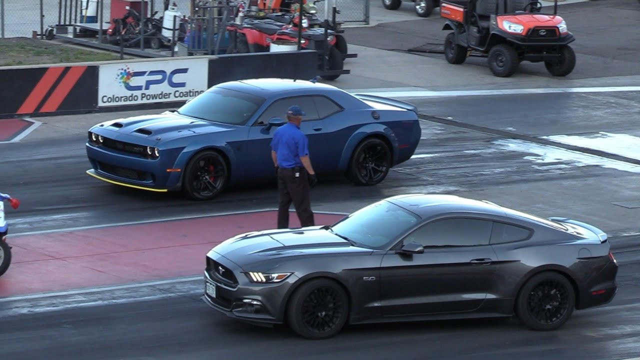 Hellcat Redeye vs Mustang GT - muscle cars drag racing