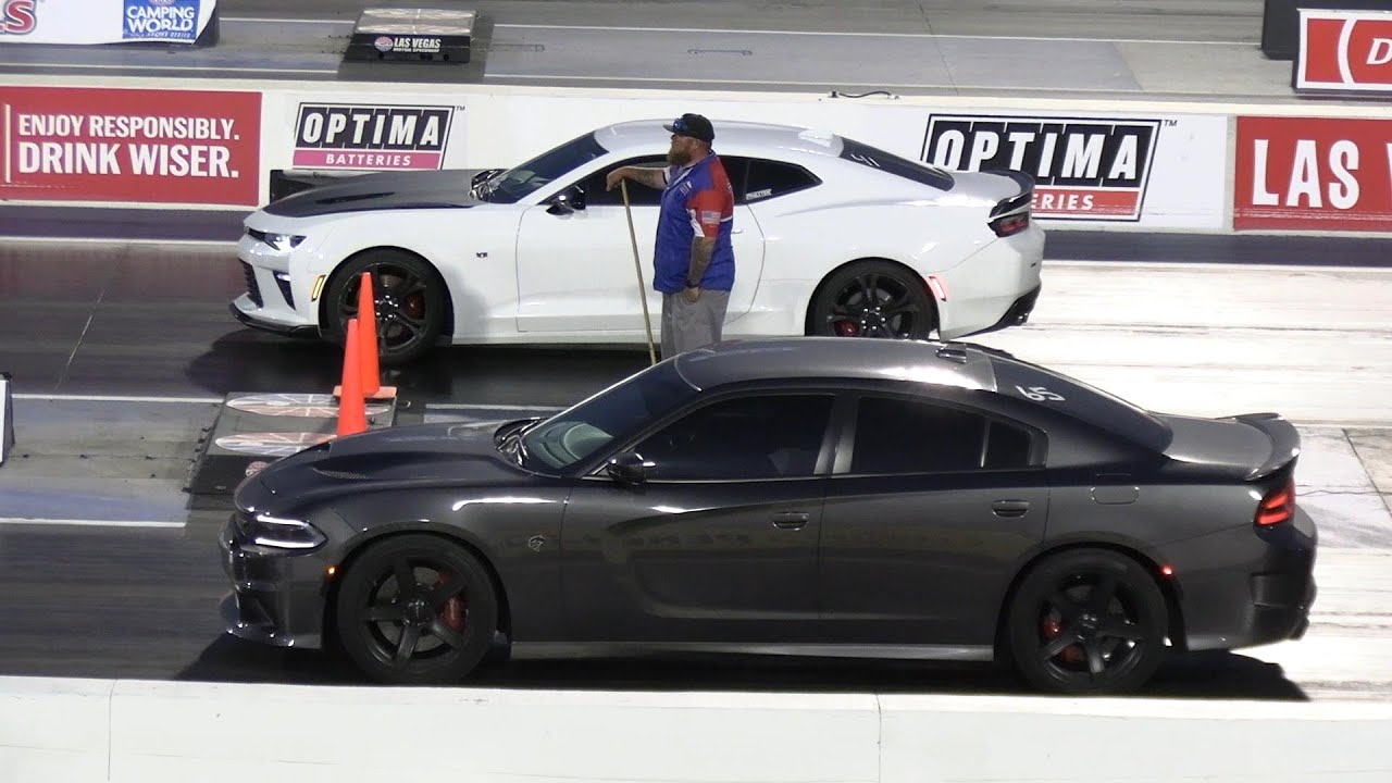 Camaro SS vs Hellcat - drag racing