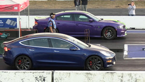 Hellcat Charger vs Tesla - drag racing