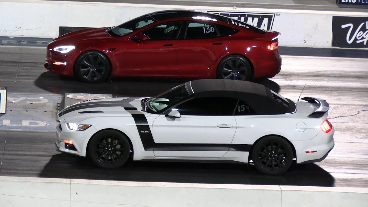 Tesla Plaid vs Mustang GT - drag race