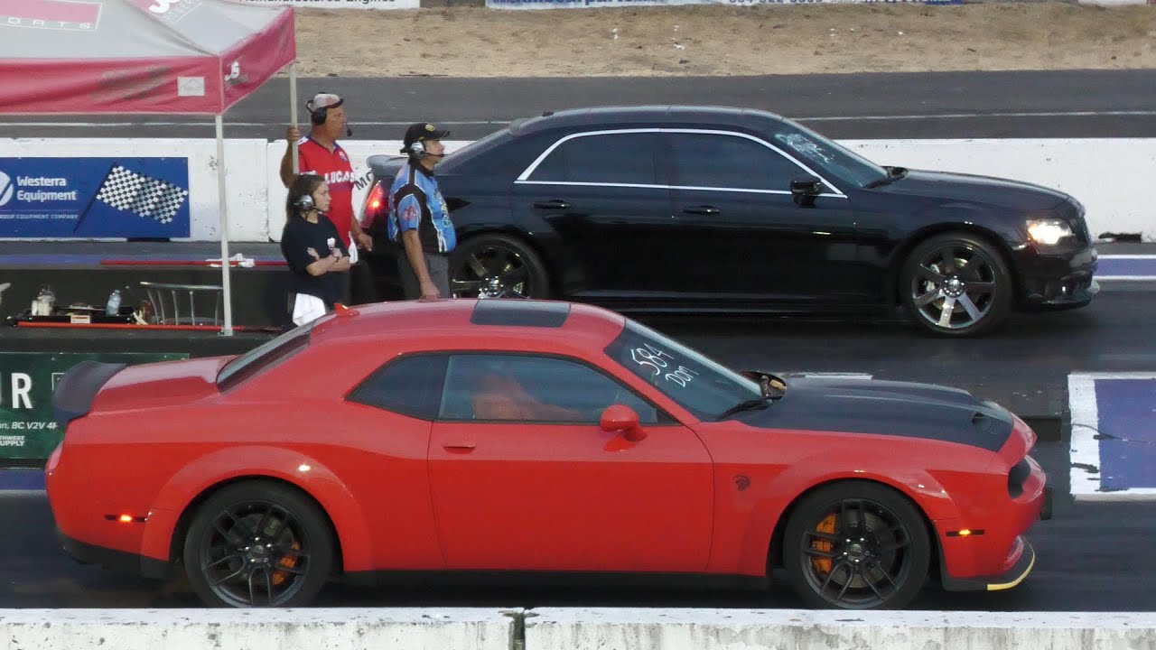 Hellcat vs Chrysler SRT - drag racing