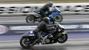 Nitro GSXR vs Hayabusa - motorbikes drag racing