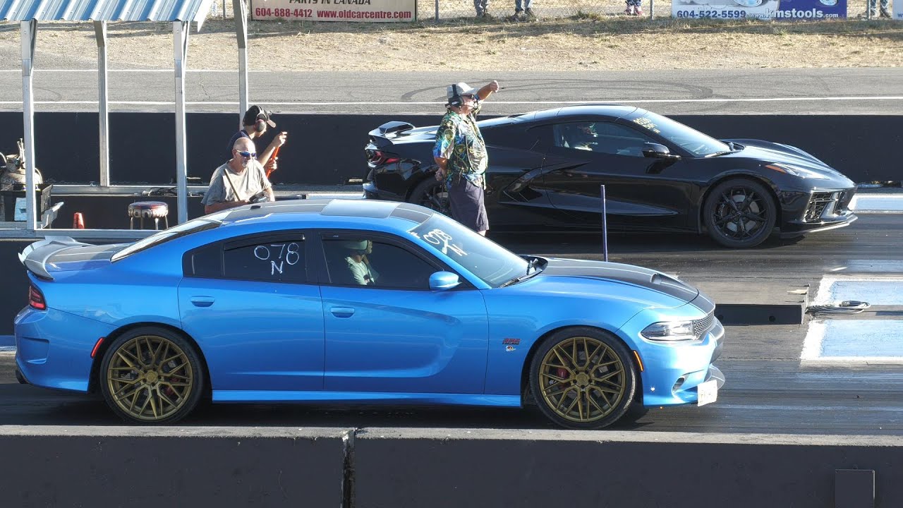 C8 Corvette vs Dodge Charger SRT - drag racing