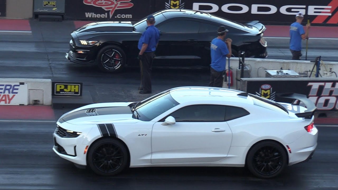 Camaro LT1 vs Mustang GT - drag racing