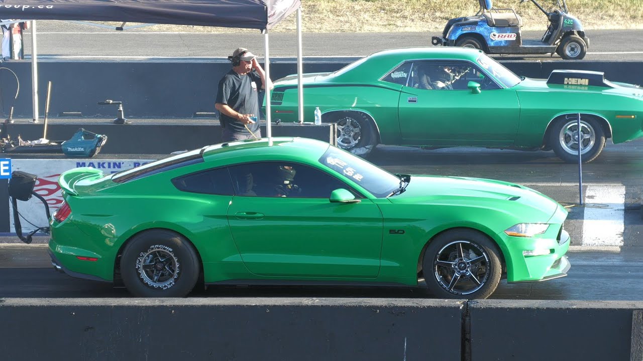 Muscle cars - Old vs New School drag racing