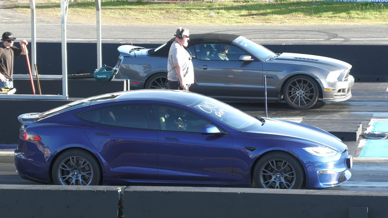 Tesla Plaid vs Mustang GT - drag racing