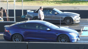 Tesla Plaid vs Mustang GT - drag racing